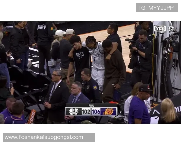 才打第二场又伤了！格林一瘸一拐被搀扶离场：美媒猜测又要歇10场